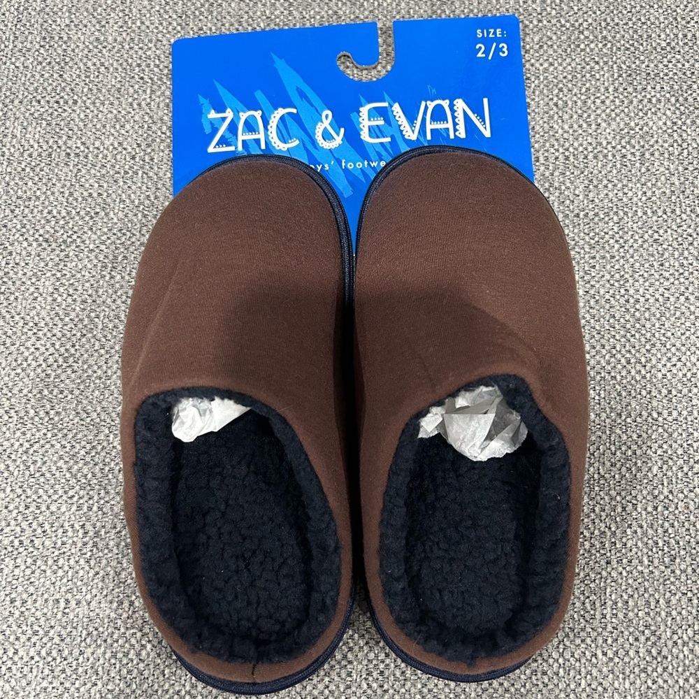 Zac and Evan boys slippers. Size 2/3 NWT Retails for $13